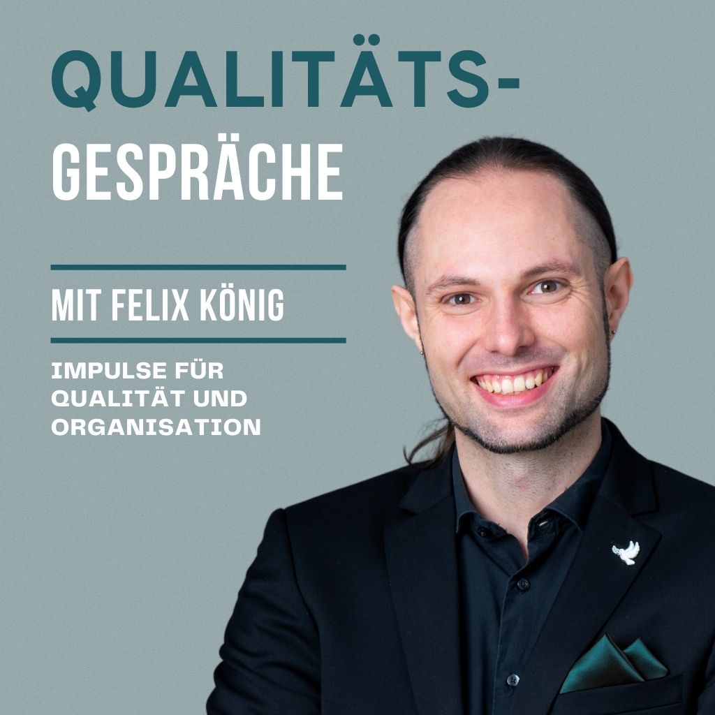 Cover des Podcasts "Qualitätsgespräche". Text auf dem Bild: Qualitätsgespräche mit Felix König Impulse für Qualität und Organisation. Auf dem Bild schaut Ihnen Felix König lächelnd entgegen. Er trägt einen schwarzen Anzug mit einer Friedenstaube als Anstecknadel und einem petrolfarbenen Anstecktuch. Er trägt seine Haare lang und zu einem Zopf zusammengebunden.